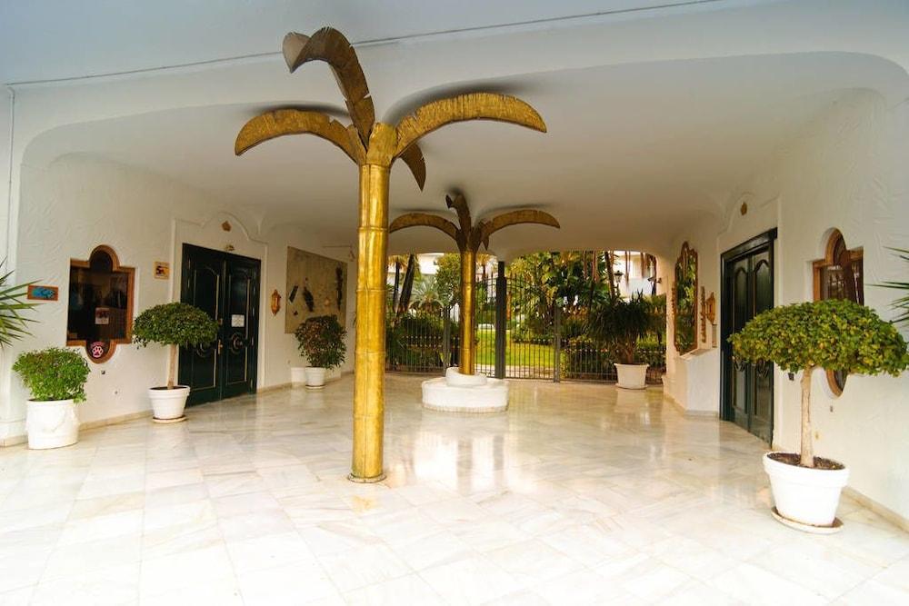 Marbella Real Suite - Property Entrance