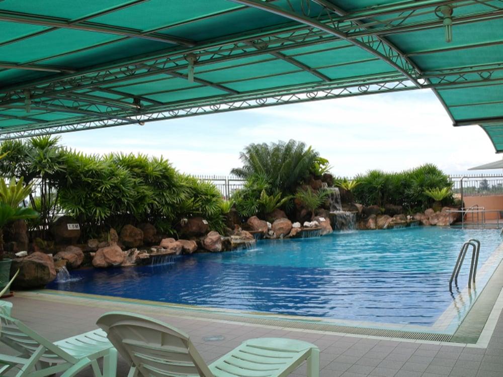 Grand Palace Hotel - Outdoor Pool