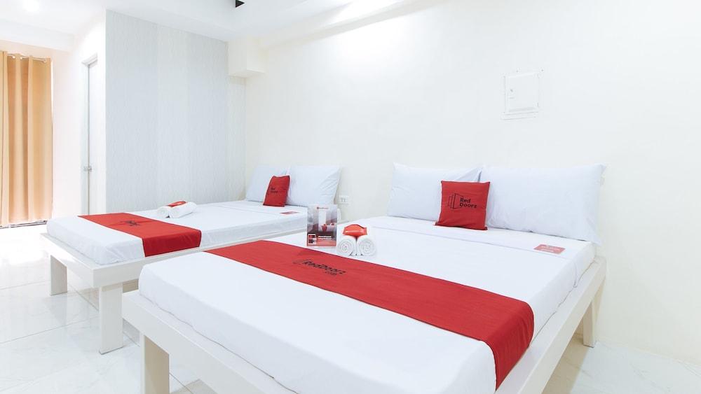 RedDoorz @ DBuilders Rooms Lower Bicutan - Featured Image
