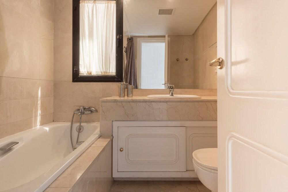 Infocom Apartment Golden Mile Coto Real - Bathroom