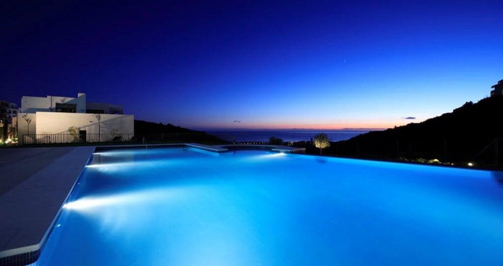 Marbella Luxury Penthouse - Infinity Pool