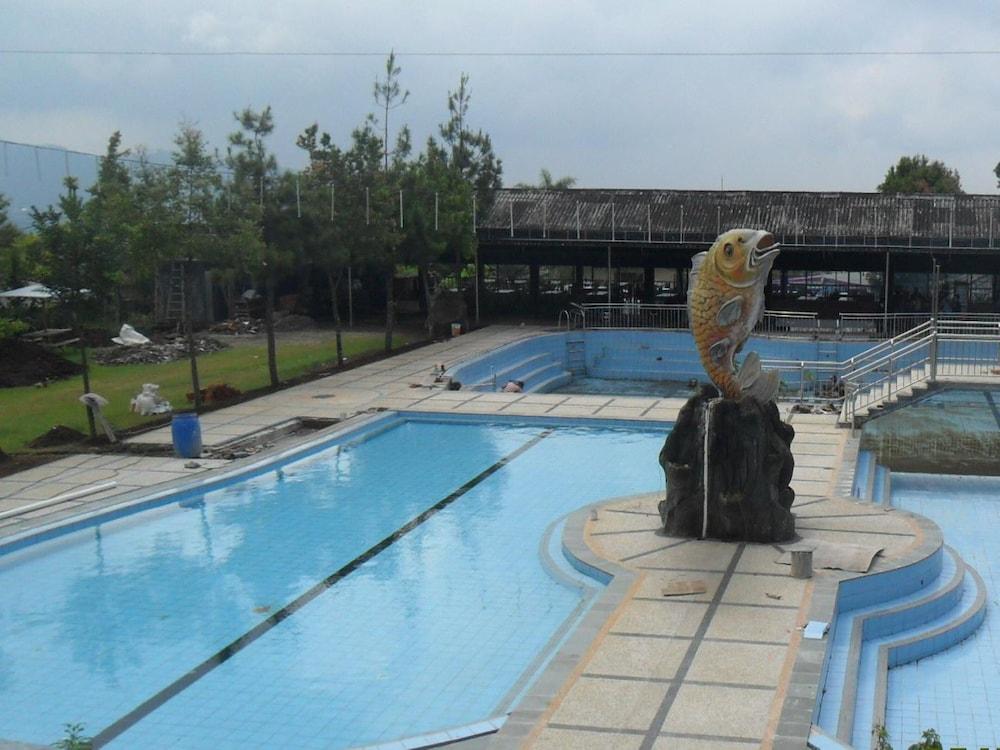 Nirwana Hotel Lembang - Outdoor Pool