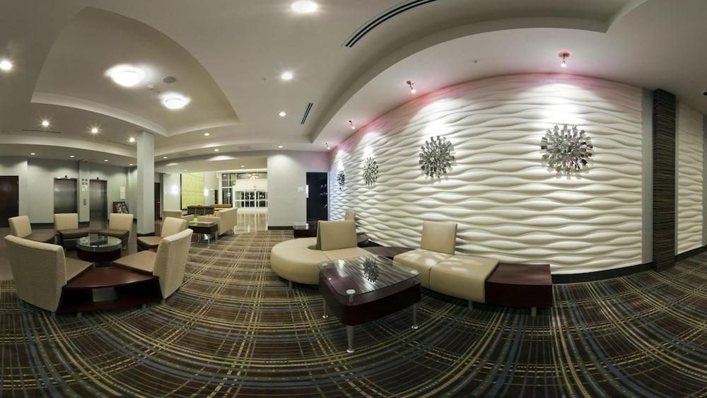 Holiday Inn Detroit Metro Airport, an IHG Hotel - Lobby Sitting Area