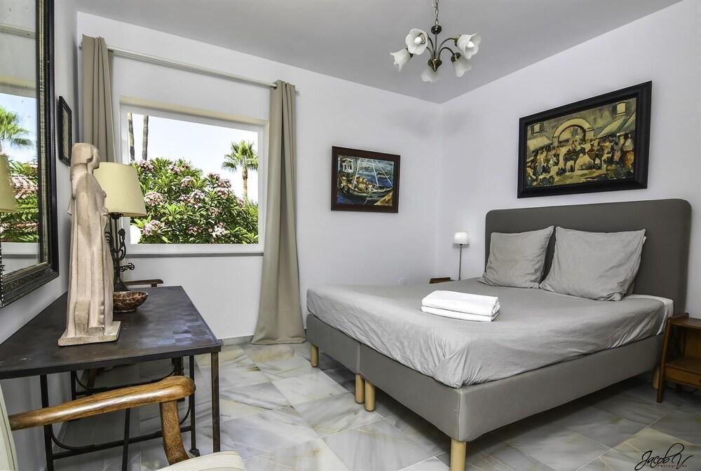 Beautiful Villa Near Beach - Marbella - Room