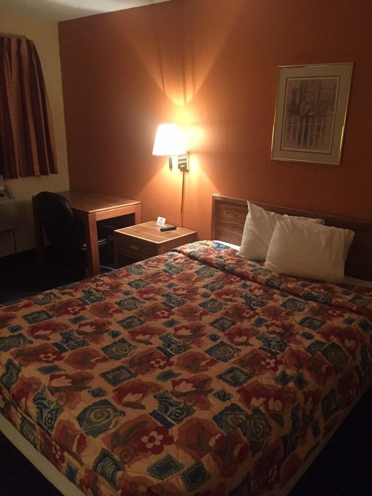 Sunset Inn & Suites - Lincoln Airport - Room