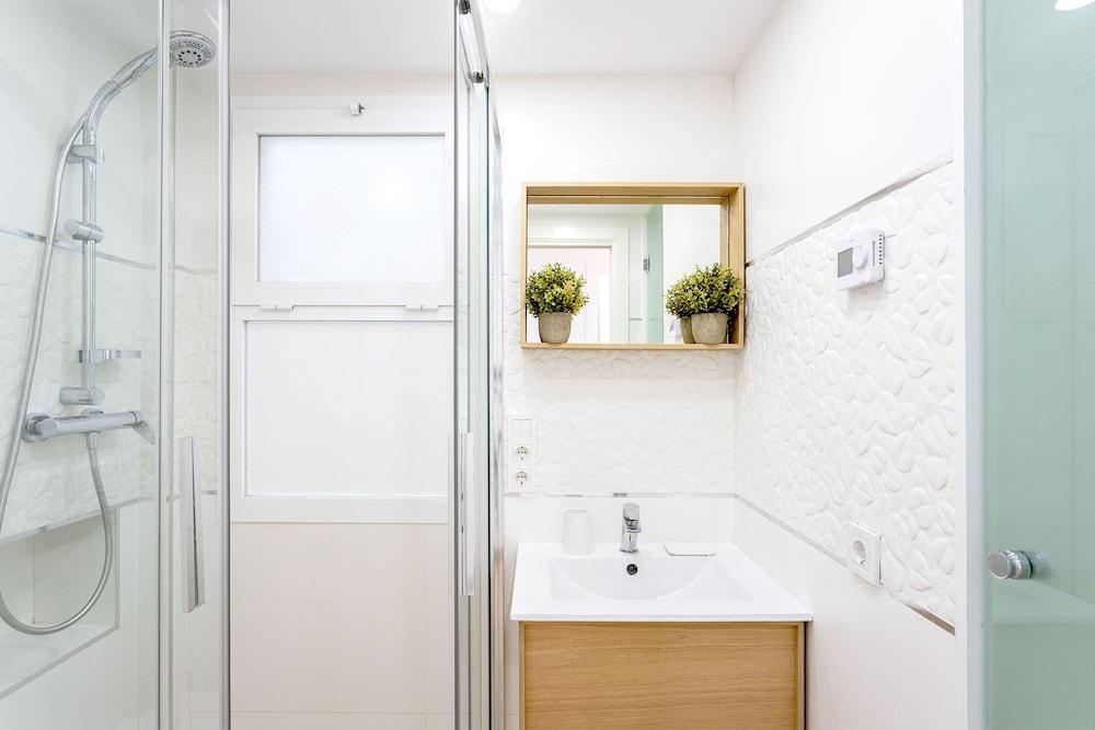 Fabulous 3BD Apartment in the Center of Marbella Near the Beach - Alonso de Bazan - Bathroom