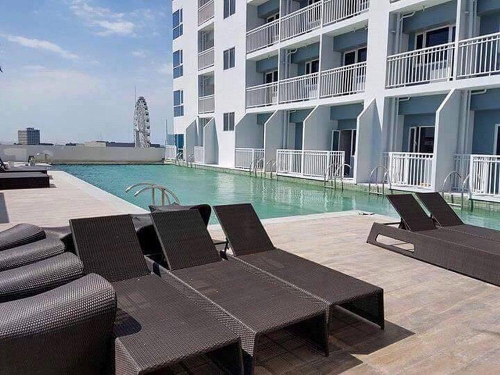 SeaBreeze at Breeze Residences - Outdoor Pool