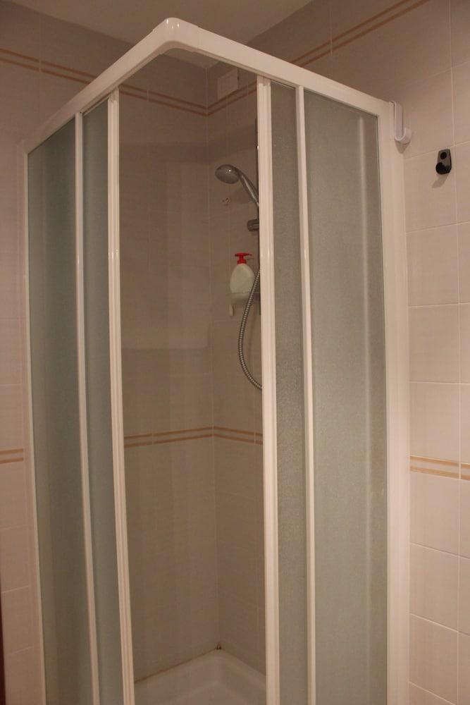 Comoholidays - Argegno - Bathroom Shower