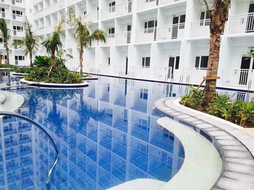 USP Suites at Shore Residences - Outdoor Pool