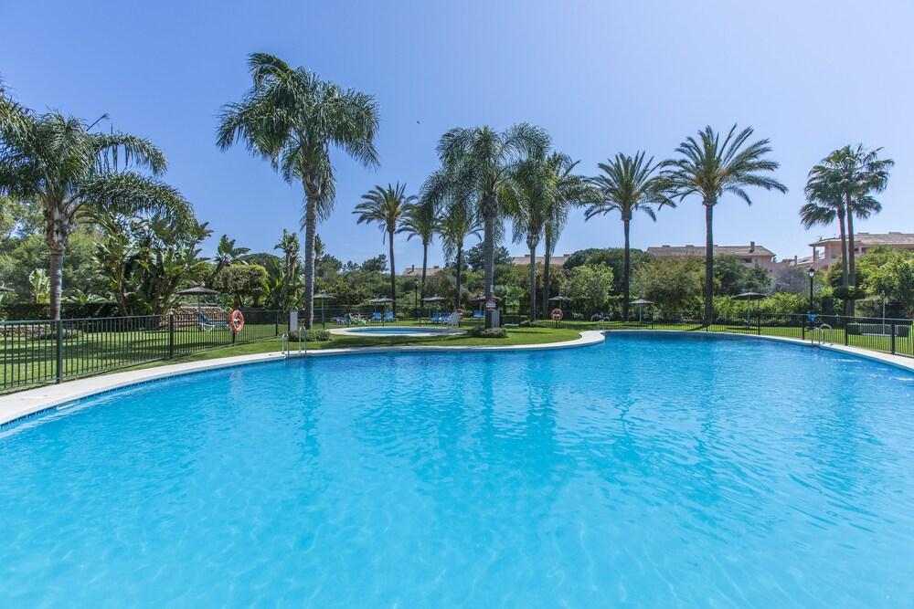Perfect Location Between Golf and Beach - Pool