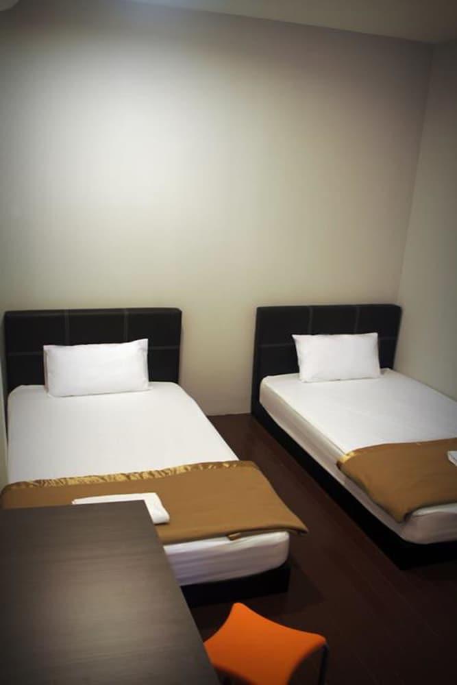 Guest Inn Muntri - Room