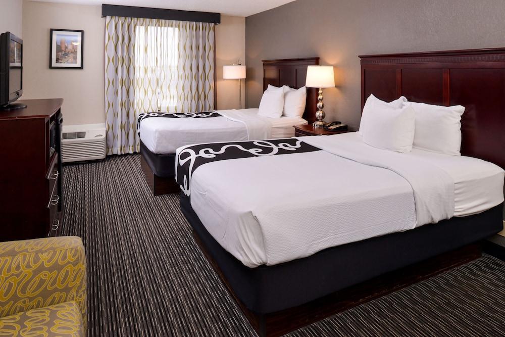 La Quinta Inn & Suites by Wyndham Indianapolis South - Featured Image