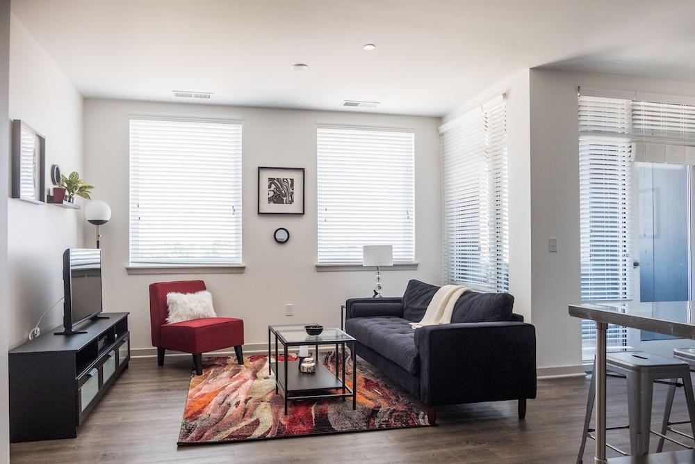 Mass Ave Arts District 1 BR Apt by Frontdesk - Featured Image