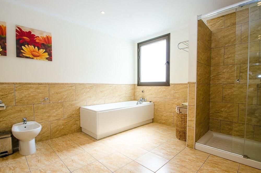 Villa Seafront IV - Bathroom