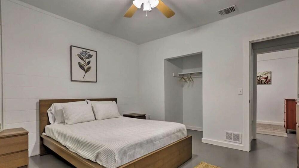 Modern, Spacious 2-bed Casa Sol - Prime Location - Room