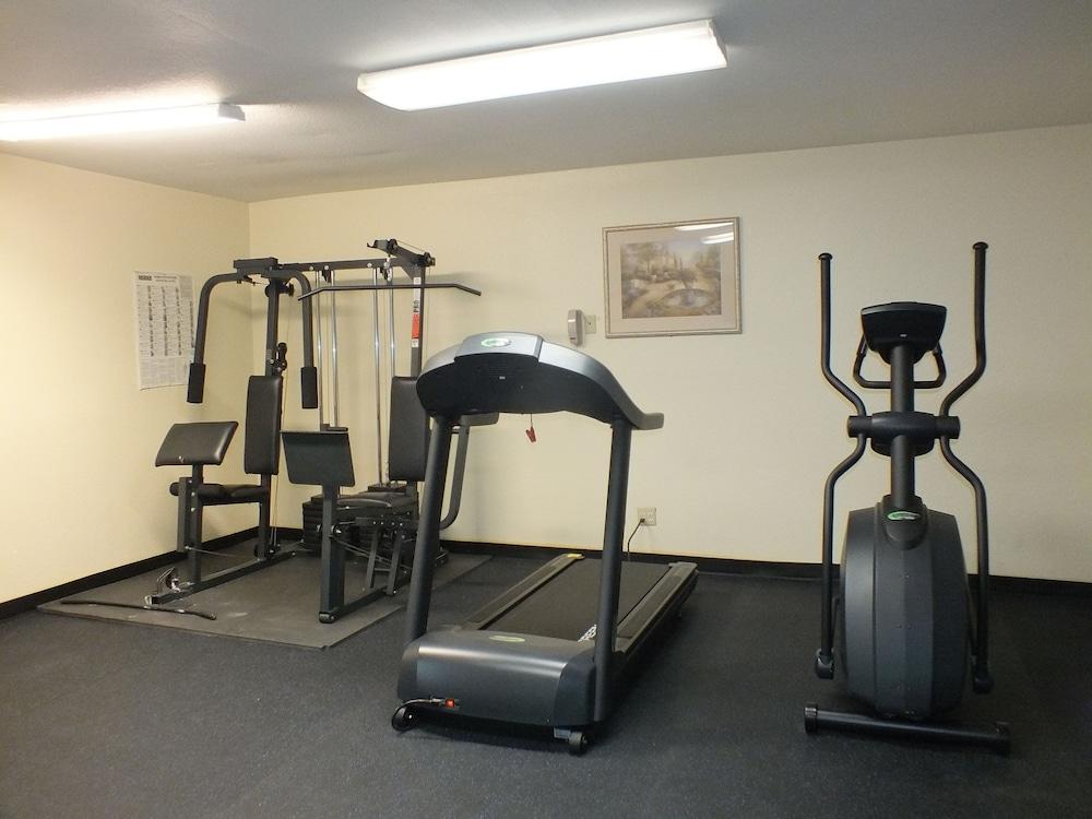 Days Inn by Wyndham Indianapolis Northeast - Fitness Facility