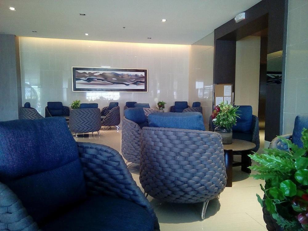 Francisco Place - Lobby Sitting Area