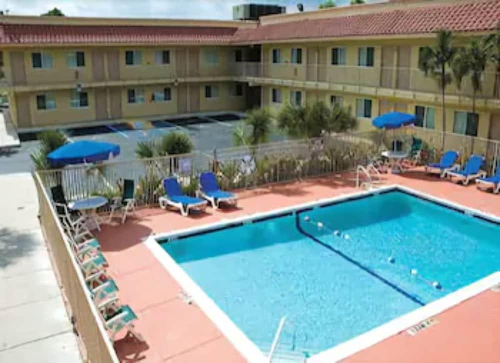 Motel 6 Riviera Beach, FL - Outdoor Pool