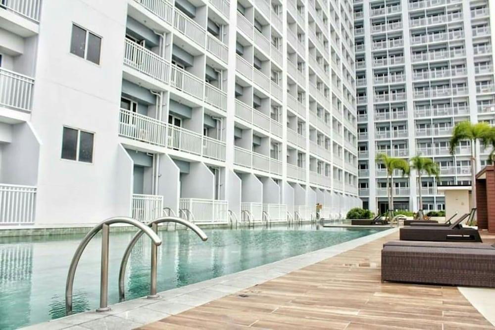 Condo Unit With Balcony in Manila - Outdoor Pool