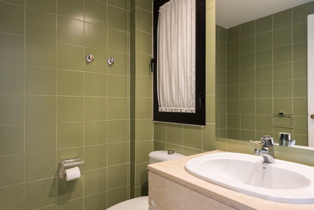 Infocom Apartment Golden Mile Coto Real - Bathroom