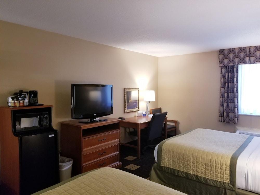 Baymont by Wyndham Indianapolis West - Room