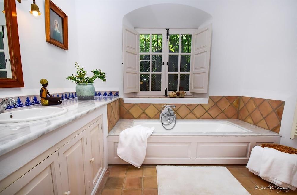 A Real Oasis In Colonial Style Villa - Bathroom