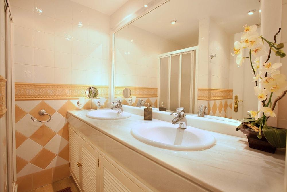 Luxury beach apartment Elviria, Marbella - Bathroom
