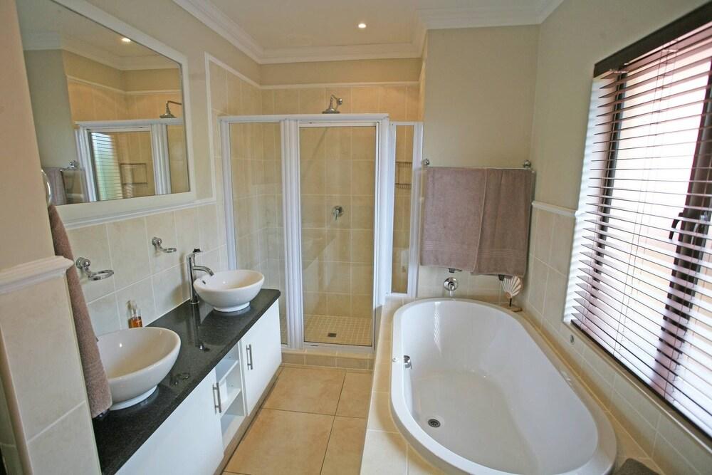 Sagewood, Zimbali Coastal Resort - 5 Bedroom Home - Bathroom Shower