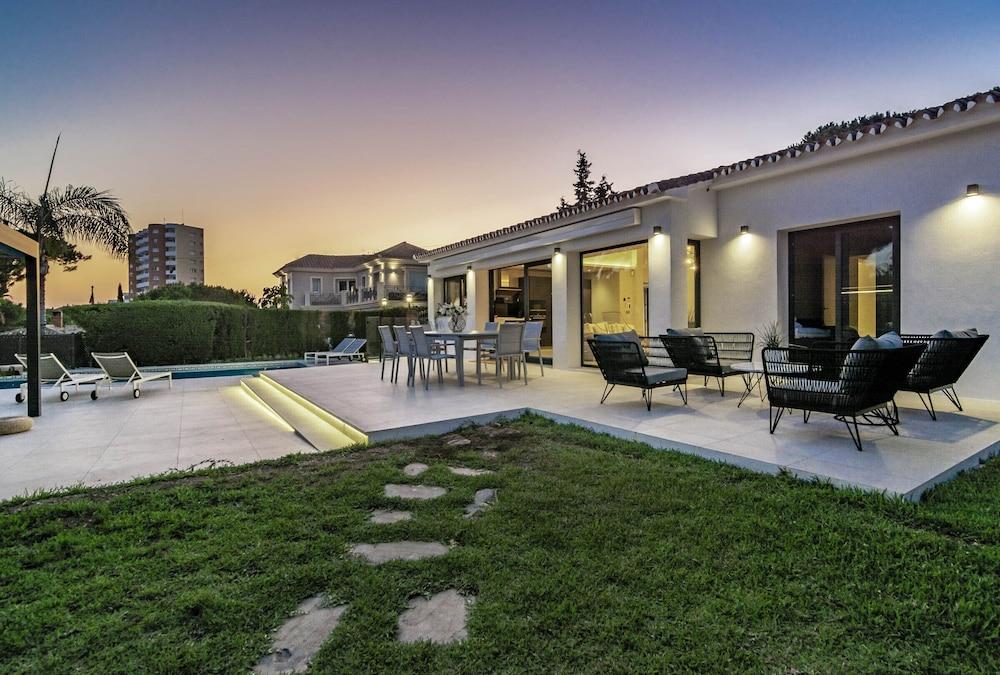 MAR - Luxury Villa Marbesa 400 meters to beach - Featured Image