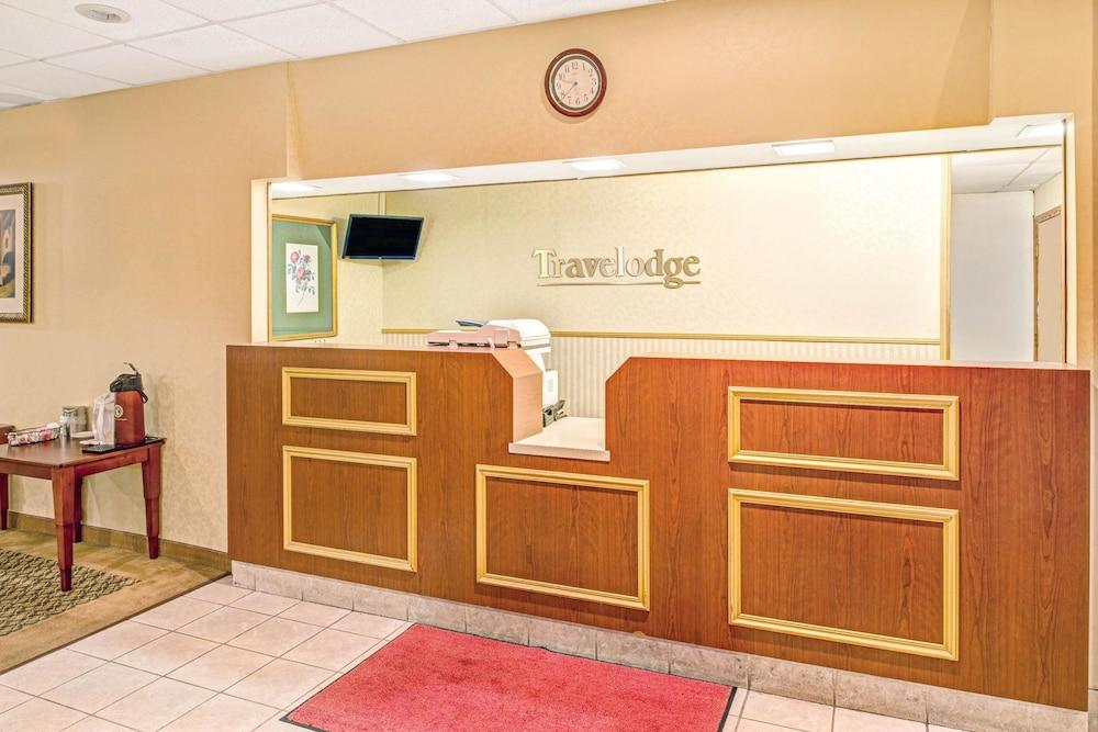 Travelodge by Wyndham Lincoln Airport I-80 - Lobby