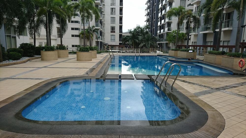 One Palmtree - 2BR Across Airport - Outdoor Pool