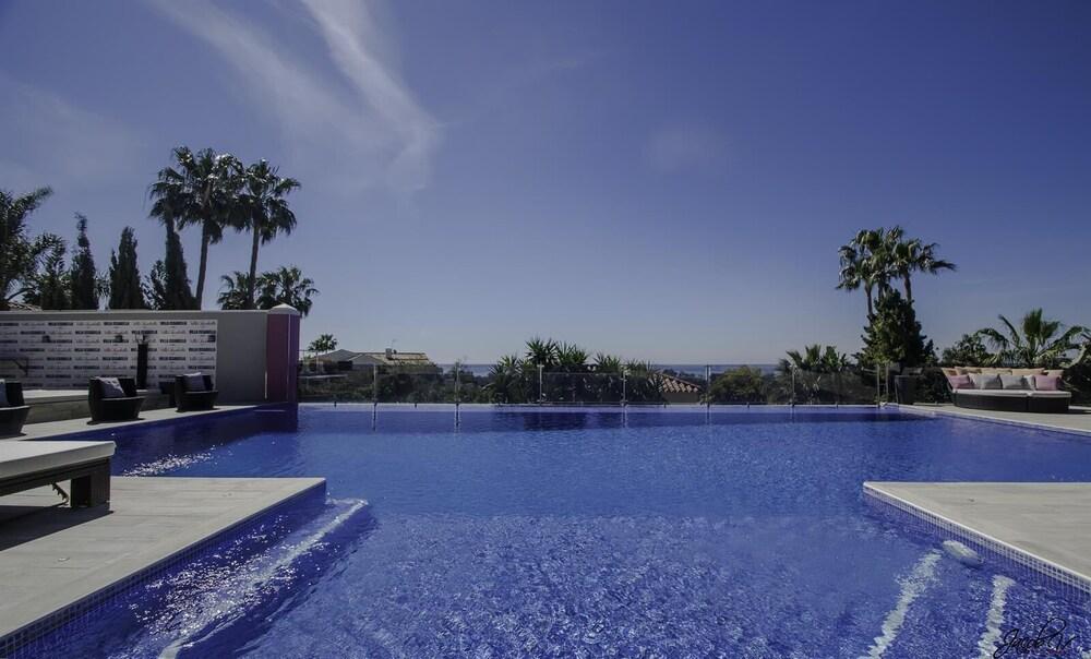 Beautiful Luxury Villa - Outdoor Pool