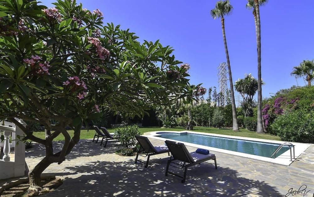 Beautiful Villa Near Beach - Marbella - Sundeck