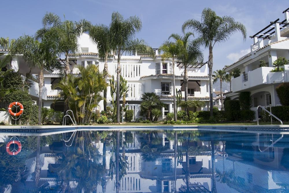 Apartamentos y Casas Serinamar Marbella - Featured Image