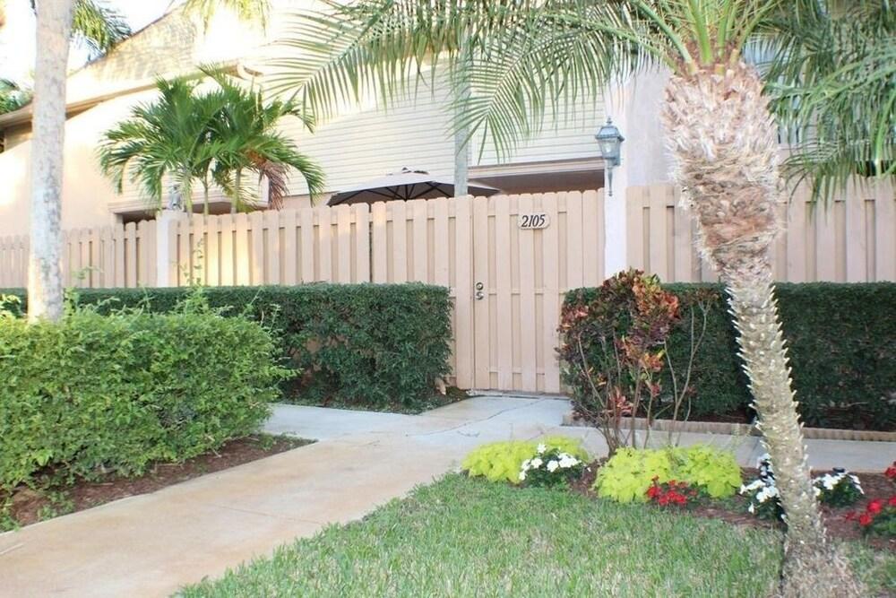 Cozy Minium In Quiet Gated Community In Palm Beach Lakes 2 Bedroom Condo by RedAwning - Property Grounds