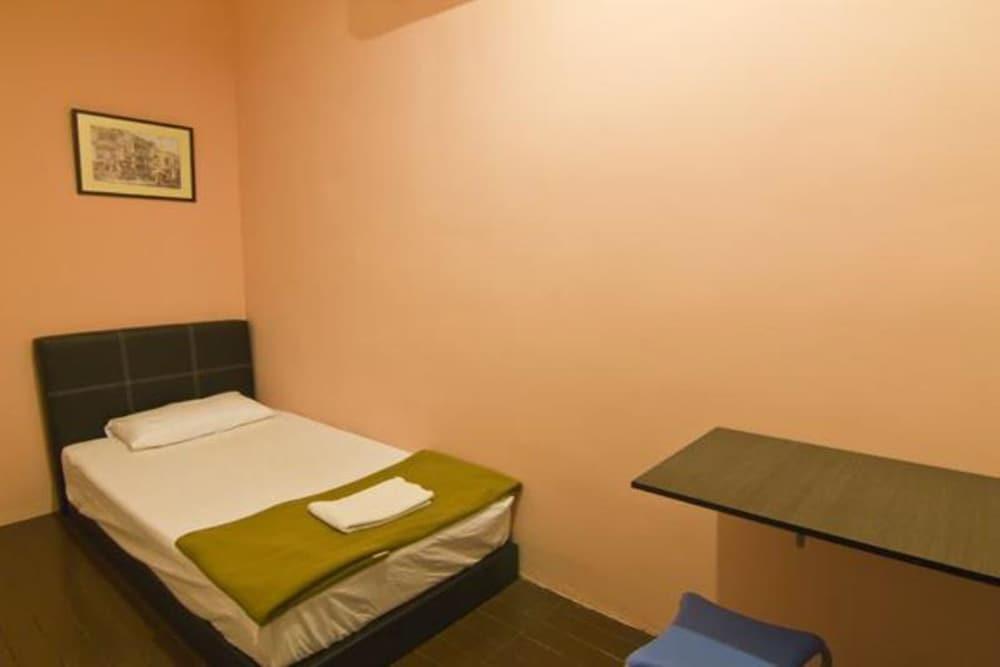 Guest Inn Muntri - Room