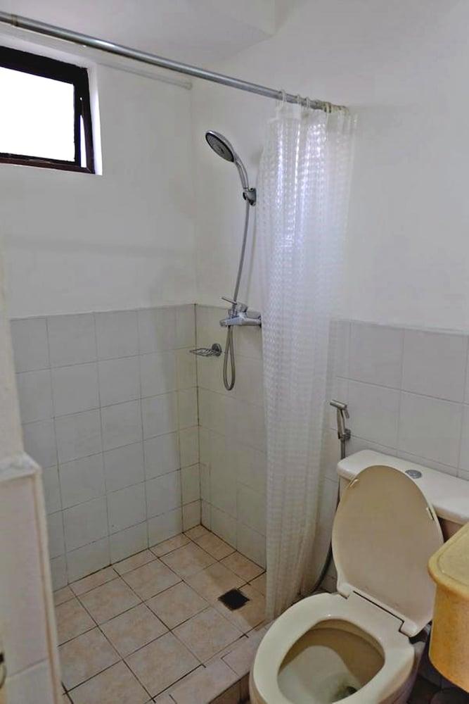 Forbeswood Heights 2BR by Stays PH - Bathroom