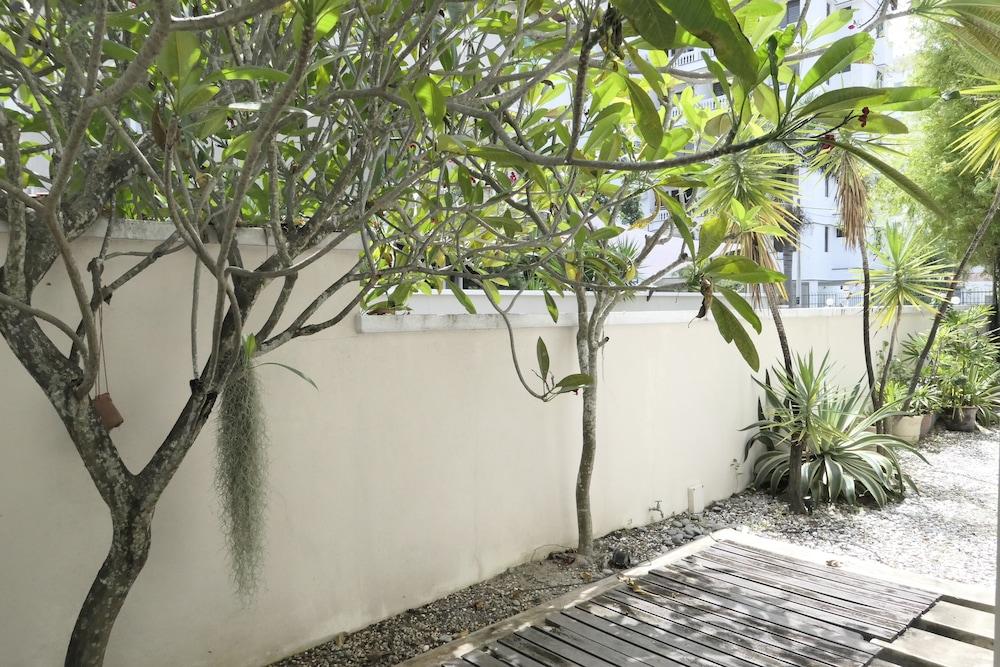 Gurney 4 Plus 1 Bali Style Tranquil Villa - Property Grounds
