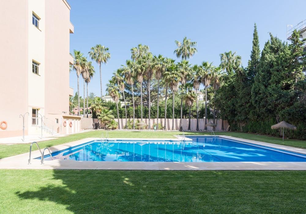 Seaside Marbella Apartments - Outdoor Pool