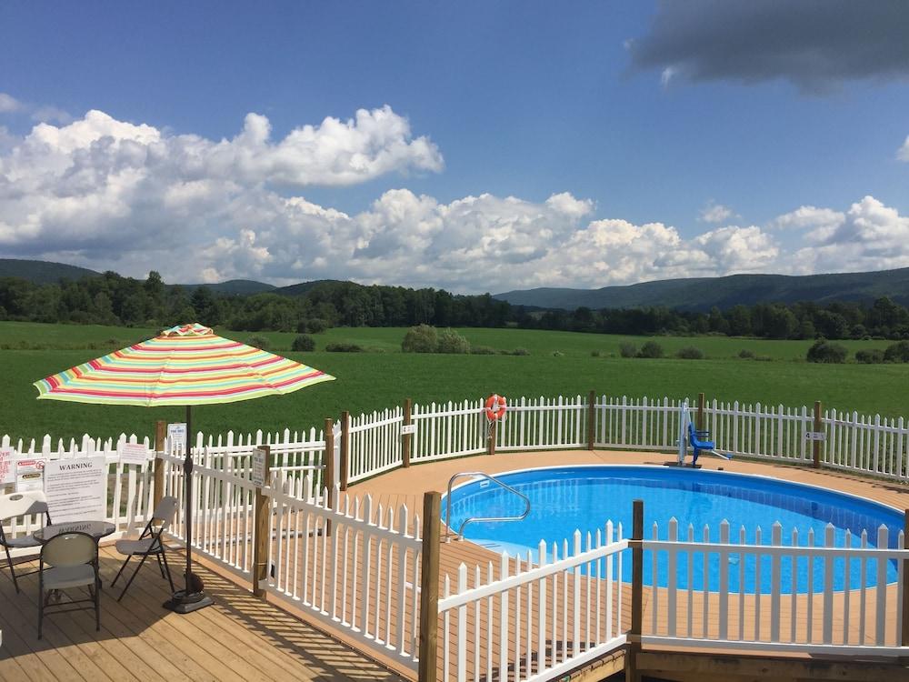 Apple Inn and Suites Cooperstown Area - Outdoor Pool