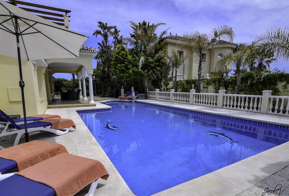 Exquisite Villa 50m To Beach - Outdoor Pool