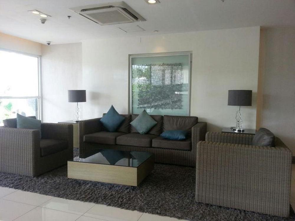 Jericho's Place at Sea Residences - Lobby Sitting Area