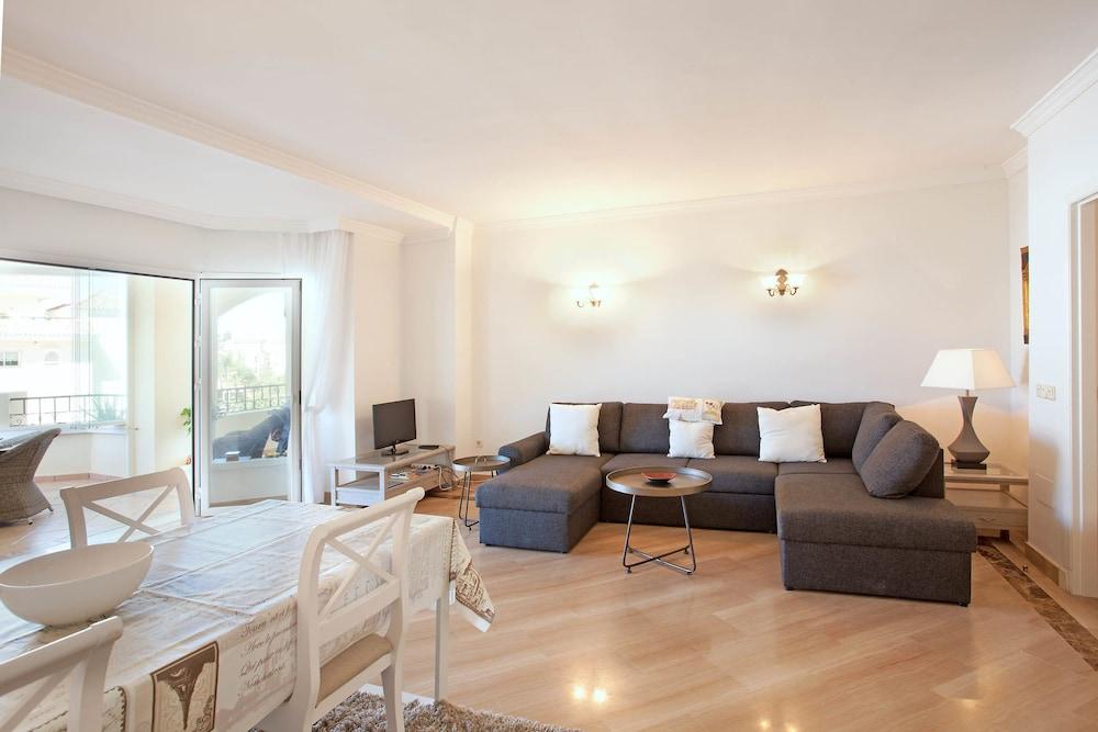 Luxury beach apartment Elviria, Marbella - Living Room