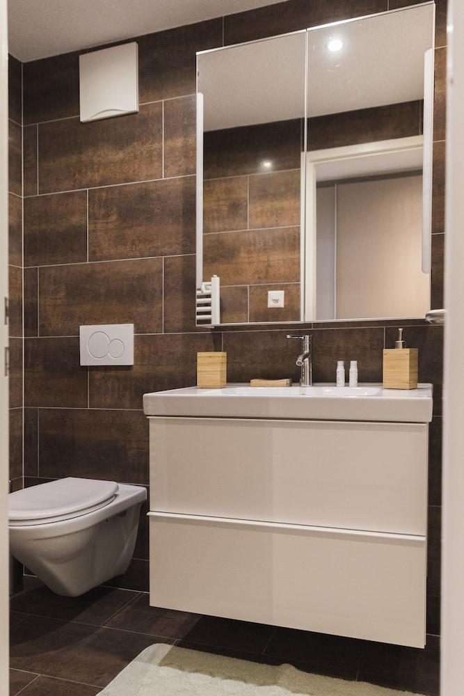 Superb Suite “POCKET WIFI” - Bathroom