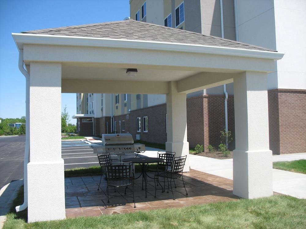 Candlewood Suites Indianapolis Northwest, an IHG Hotel - BBQ/Picnic Area