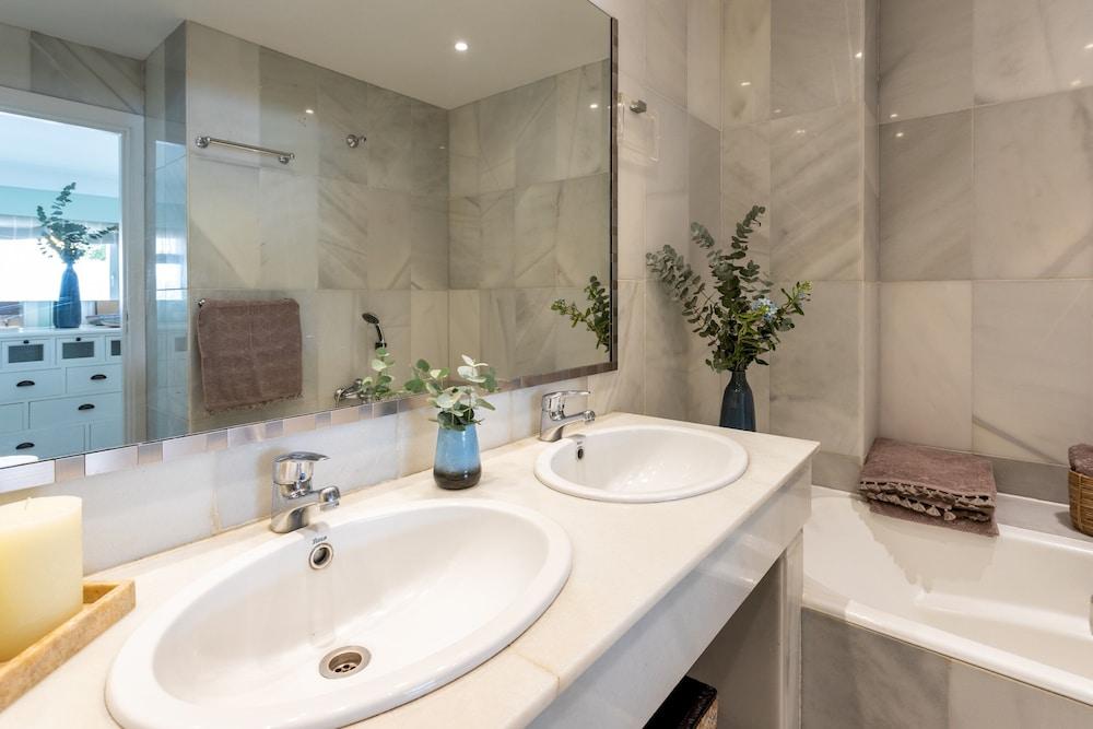 3BD Exclusive Apartment in Guadalmina Beach, Parque del sol - Bathroom