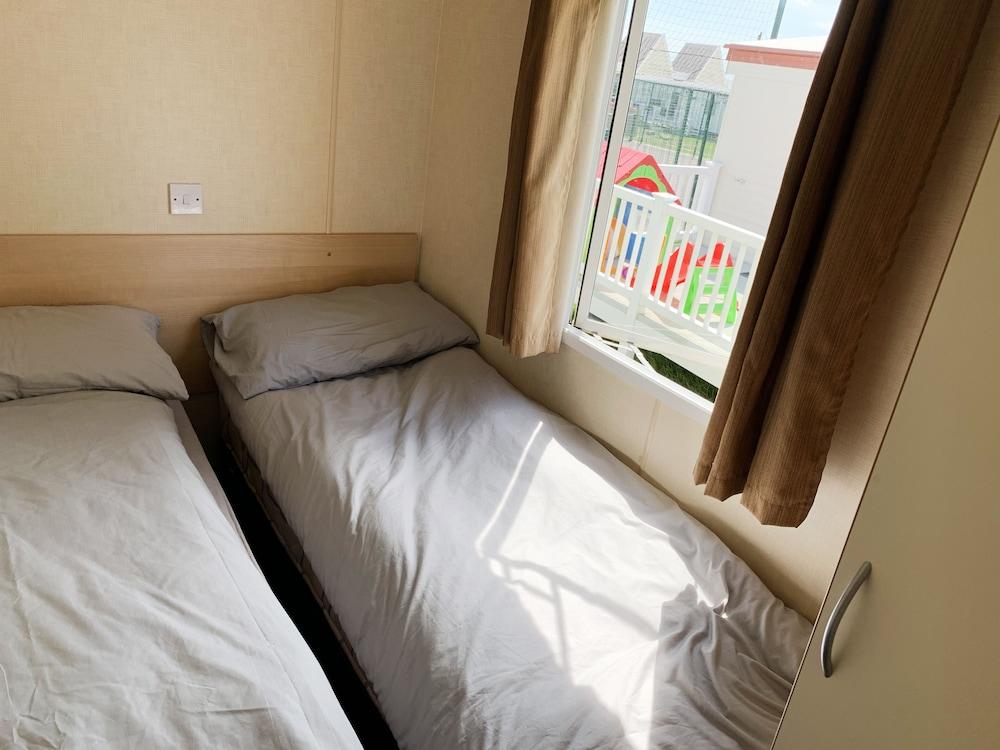 Beautiful 3-bedroom Caravan at Mersea Island - Room