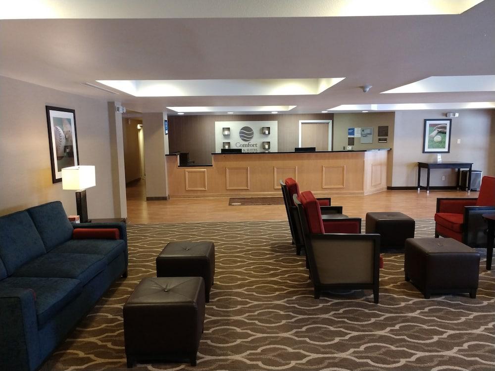 Comfort Inn & Suites Milford / Cooperstown - Lobby Sitting Area