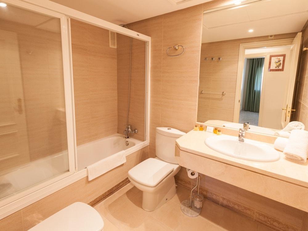 Marina de Banús Apartment - Bathroom Shower