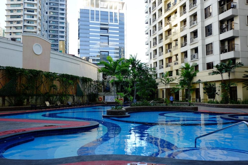 Forbeswood Heights 2BR by Stays PH - Indoor Pool